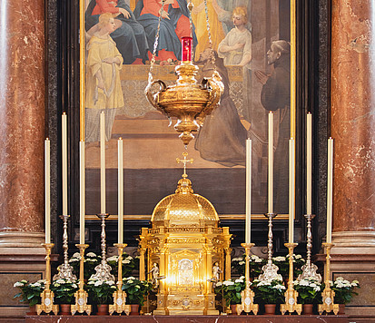 kleiner goldener Tabernakel, dahinter altes Gemälde, Seitenaltar, Dom Salzburg