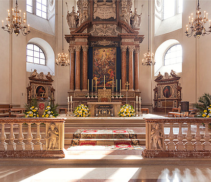 Abgrenzung vom Kirchenraum hin zum Priesterbereich, Hochaltar, Volksaltar, Dom Salzburg