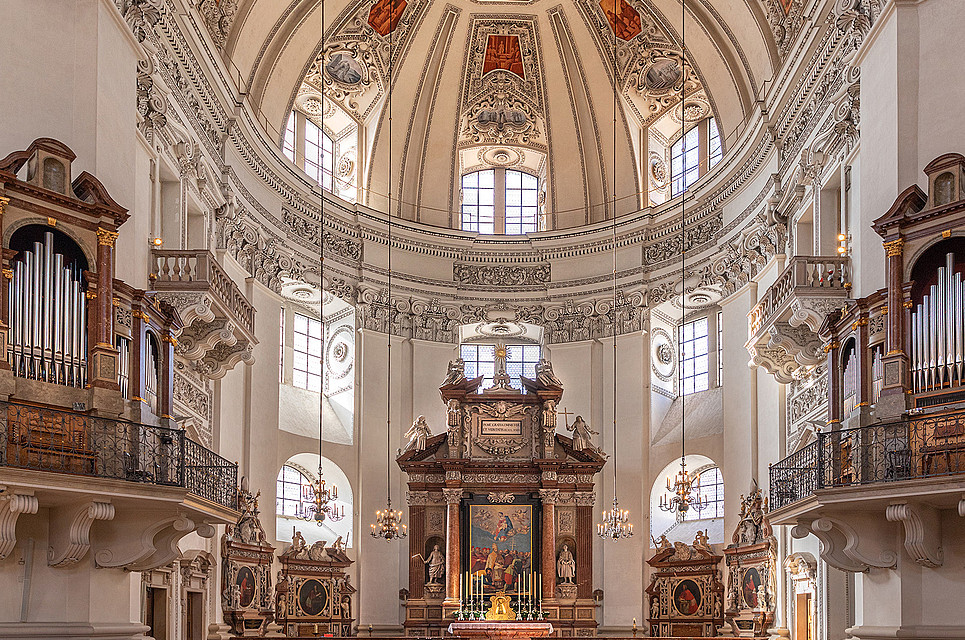 Innenraum einer Kirche Orgeln und Altar