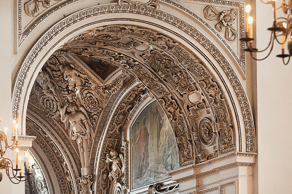 Innenraum Kirche Bogen Seitenkapelle, Stuck Verzierungen Gewölbe Bilder Hängeleuchter
