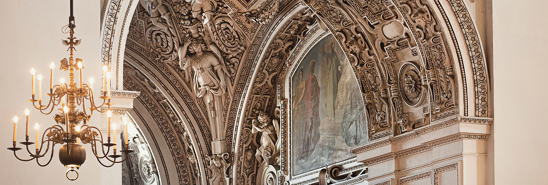 Innenraum Kirche Bogen Seitenkapelle, Stuck Verzierungen Gewölbe Bilder Hängeleuchter
