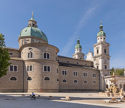 großer freier Platz dahinter große Kirche, Brunnen, Dom, Salzburg